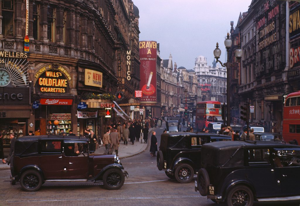 Farebná fotka Saftesbury Avenue z roku 1949