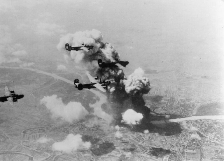 1920px-B-24_Liberators_over_Bratislava,_Slovakia_on_16_June_1944