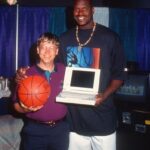 shaquille-oneal-and-bill-gates-meet-for-the-first-time-1995-v0-pzsxnusl04ph1