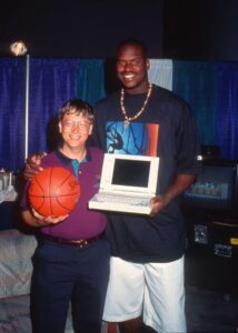 shaquille-oneal-and-bill-gates-meet-for-the-first-time-1995-v0-pzsxnusl04ph1