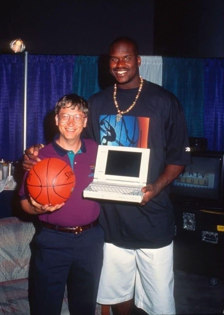 shaquille-oneal-and-bill-gates-meet-for-the-first-time-1995-v0-pzsxnusl04ph1
